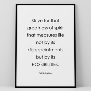 Peut inclure: Impression typographique en noir et blanc avec une citation de W.E.B. Du Bois : « Aspirez à cette grandeur d’esprit qui mesure la vie non pas par ses déceptions, mais par ses POSSIBILITÉS. »