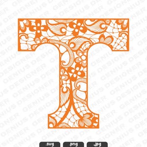 Op de afbeelding: Oranje bloemenletter "T" ontwerp. De letter is uitgesneden met ingewikkelde bloemen- en wervelpatronen. Het ontwerp is geschikt voor knutselen, scrapbooking of gepersonaliseerde projecten. De afbeelding bevat .svg-, .png- en .jpg-bestandstype-indicatoren.