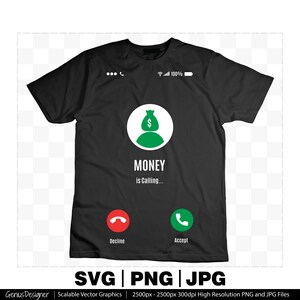 Puede incluir: Una camiseta negra con un icono de teléfono verde y el texto "MONEY is Calling..." El icono del teléfono tiene un saco de dinero dentro. Debajo del texto hay dos iconos de teléfono, uno rojo y otro verde, con el texto "Decline" y "Accept" debajo.