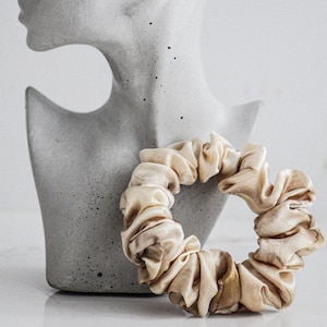 Silk scrunchie || Silk hair tie || Naturally dyed scrunchie || Plant dyed scrunchie || Silk scrunchie