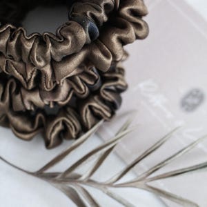 Silk scrunchie || Silk hair tie || Naturally dyed scrunchie || Plant dyed scrunchie