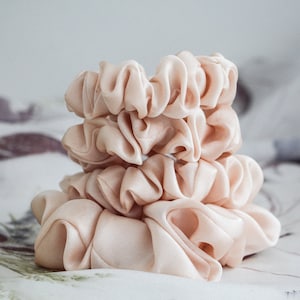 Silk scrunchie || Silk hair tie || Naturally dyed scrunchie || Plant dyed scrunchie