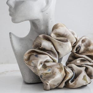Silk scrunchie || Silk hair tie || Naturally dyed scrunchie || Plant dyed scrunchie