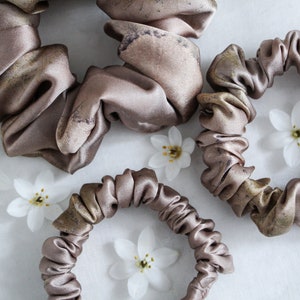 Silk scrunchie || Silk hair tie || Naturally dyed scrunchie || Plant dyed scrunchie