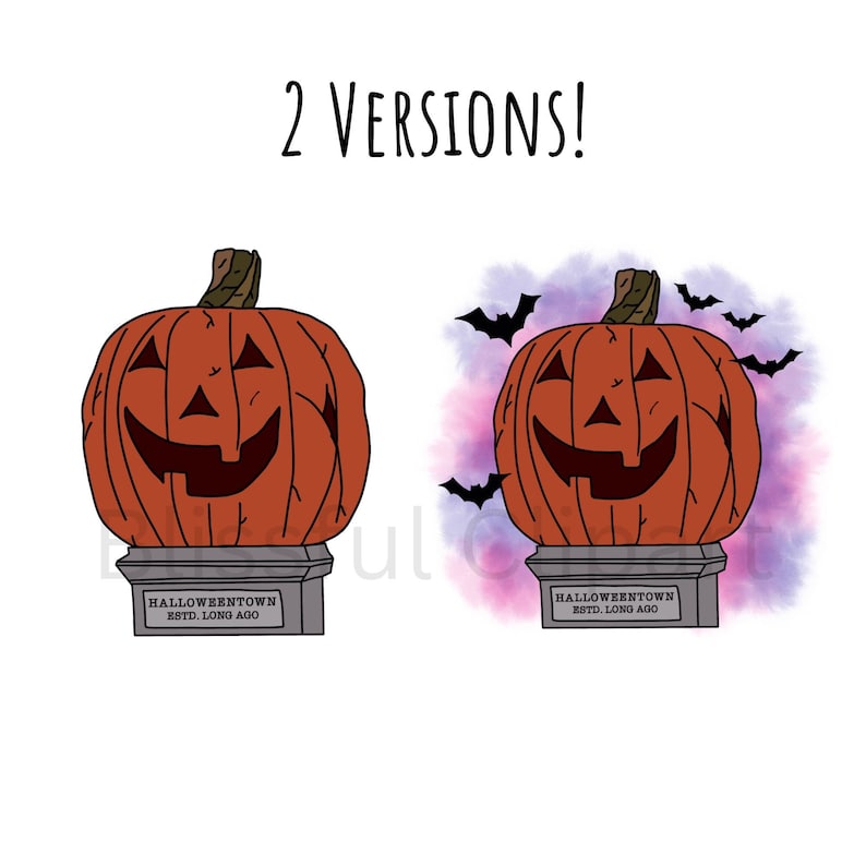Op de afbeelding: Twee versies van een Halloween-illustratie met een uitgeholde jack-o'-lantern met een gesneden glimlachend gezicht. De jack-o'-lantern staat op een voetstuk met de tekst "Halloweentown Est. Long Ago". Een versie heeft een paarse en roze aquarel achtergrond met vleermuizen die rond de jack-o'-lantern vliegen. De andere versie heeft een witte achtergrond.