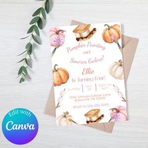 Op de afbeelding: Een aquarel uitnodiging voor een vierde verjaardagsfeestje. Het ontwerp toont pompoenen, s'mores en de tekst "Pumpkin Painting and S'mores Galore!". De uitnodiging bevat de datum, tijd en locatie. Het Canva-logo staat linksonder.