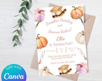 Puede incluir: Una invitación de acuarela para una fiesta de cuarto cumpleaños. El diseño presenta calabazas, s'mores y el texto "Pumpkin Painting and S'mores Galore!". La invitación incluye la fecha, la hora y el lugar. El logotipo de Canva está en la esquina inferior izquierda.