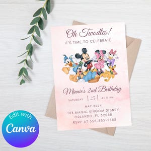 Pode incluir: Um convite rosa e branco com um fundo de aquarela. O convite apresenta uma imagem de desenho animado do Mickey Mouse, Minnie Mouse, Pato Donald, Pateta, Pluto e Margarida. O texto diz "Oh Twodles! É hora de celebrar o 2º aniversário da Minnie. Sábado, 25 de maio às 11:00 AM. 123 Magic Kingdom Disney, Orlando, FL 32055. RSVP para 555-555-5555."