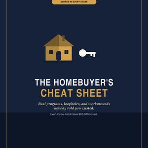 Könnte beinhalten: Ein dunkelblauer Informationsleitfaden mit dem Titel THE HOMEBUYER'S CHEAT SHEET, einem beigen Haussymbol und einem weißen Schlüssel. Der Text lautet: WORKS IN EVERY STATE, Real programs, loopholes, and workarounds nobody told you existed. Even if you don't have 60.000 saved.