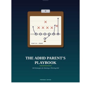 Puede incluir: Una portada de libro titulada The ADHD Parent's Playbook: 100 Strategies for Raising a Thriving Kid. El texto superior dice A Practical Guide for Parents. Un gráfico de portapapeles marrón muestra un diagrama de juego deportivo con círculos, X y flechas, etiquetado como Play 14 - Seam. El texto inferior dice Printable Edition.