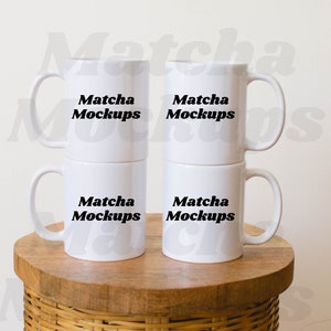 Fyra 280 g muggar, tom mockup, stylade muggar på rottingbord (JPEG-fil)