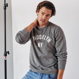 Sudadera universitaria personalizada, regalo personalizado para él, cuello redondo, regalo con nombre de equipo deportivo, diseño personalizado, cuello redondo, regalo bordado para papá