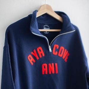 Design de moletom com letras personalizadas, ideia de presente para roupas universitárias personalizadas, moda estudantil, estilo universitário, moletom personalizado com zíper de um quarto