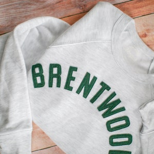 Op maat gemaakt sweatshirt Gestikt Varsity-sweatshirt Aangepaste ronde hals Sweatshirt met aangepaste tekst Gepersonaliseerde brievensweatshirt Aangepaste College Merch afbeelding 2