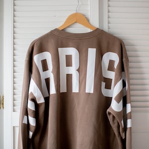 Sudadera con letras extragrandes, nombre universitario, sudadera personalizada, ropa de gimnasio, regalo de atleta personalizado para estudiantes universitarios, regalo de graduación 2025