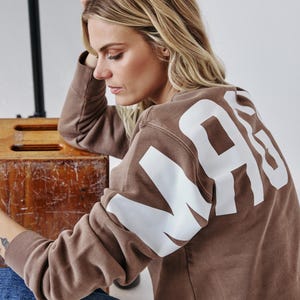 Sudadera con letras extragrandes en la parte trasera Sudadera de cuello redondo Sudadera con letras grandes estampadas Sudadera estética con letras extragrandes estampada en la parte trasera