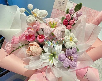 Personlig virkad blandad bukett, handgjord stickad blombukett, mors present, blomsterprydnad, present till henne/honom, examensbukettpresent