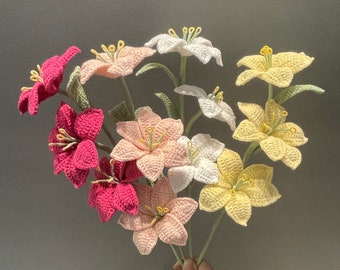 Gehäkelte 3-köpfige Lilien, gemischtes niedliches Bouquet, handgemachtes Geschenk für Ihn / Sie Mutter / Geburtstag, Strickblumen Wohnkultur / Blumenverzierung
