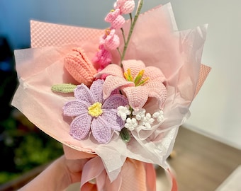 Personlig virkad blandad bukett, handgjord stickad blombukett, mors present, blomsterprydnad, present till henne/honom, examensbukettpresent