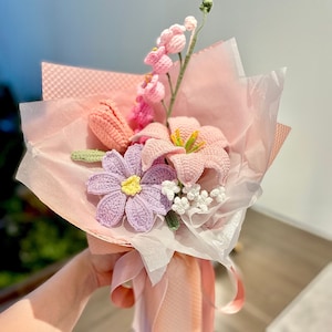 Personlig virkad blandad bukett, handgjord stickad blombukett, mors present, blomsterprydnad, present till henne/honom, examensbukettpresent