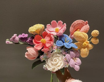Personlig virkad blandad bukett, handgjord stickad blombukett, mors present, blomsterprydnad, present till henne/honom, examensbukettpresent