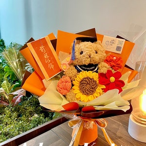 Virkad examensbukett med nallebjörn, handgjord bukett, examensblomma, examenspresent, blomsterprydnad, present till henne, flerfärgsalternativ Orange Sunflowers