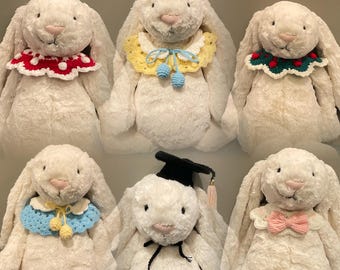 Ręcznie robiony na szydełku dodatek Jellycat, miniaturowa czapka na zakończenie roku szkolnego dla lalek, strój do przebrania pasujący do Jellycat/pluszowej zabawki Bashful Bunny o wymiarach 25-38 cm