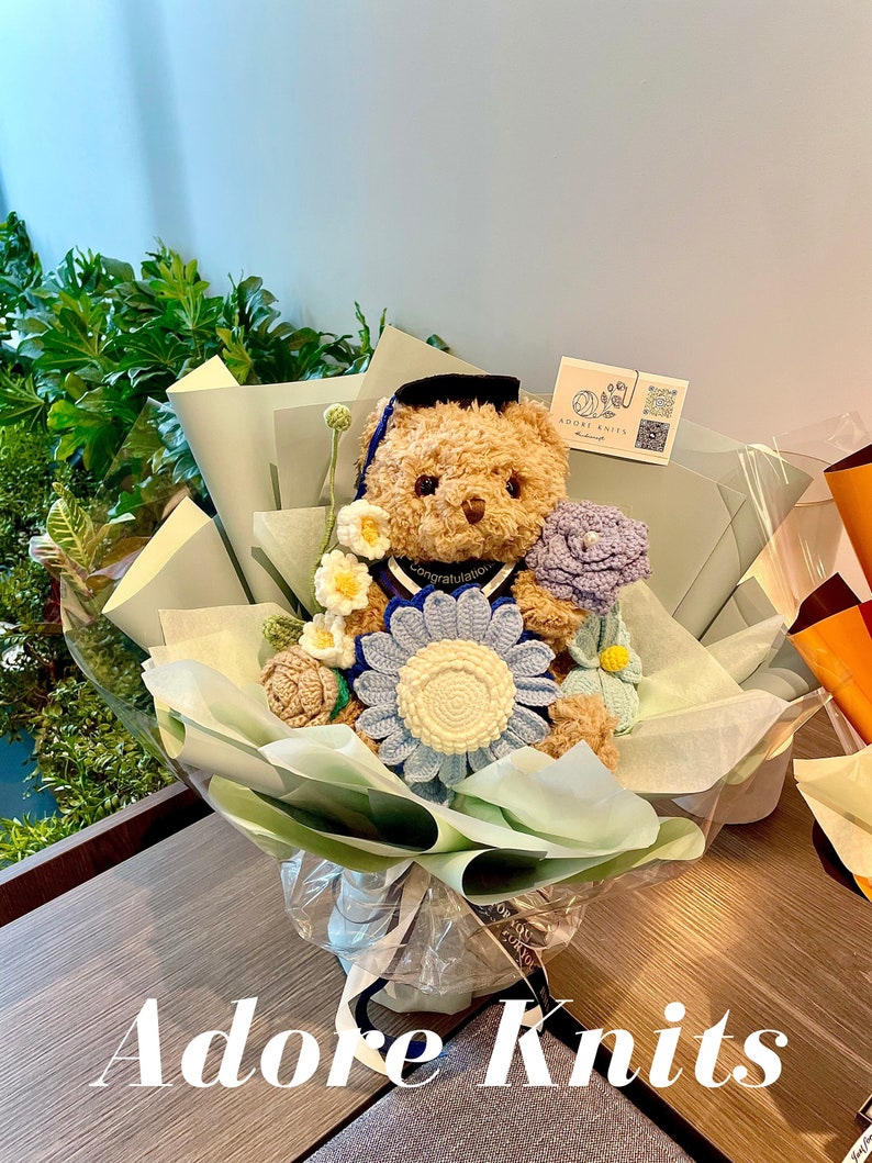 Virkad examensbukett med nallebjörn, handgjord bukett, examensblomma, examenspresent, blomsterprydnad, present till henne, flerfärgsalternativ Blue Sunflowers