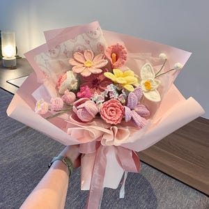 Personalisierte häkeln gemischte Bouquet, handgefertigte gestrickte Blumenstrauß, Geschenk der Mutter, Blumenverzierung, Geschenk für sie / ihn, Abschlussstraußgeschenk