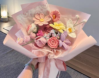 Personlig virkad blandad bukett, handgjord stickad blombukett, mors present, blomsterprydnad, present till henne/honom, examensbukettpresent