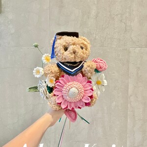 Virkad examensbukett med nallebjörn, handgjord bukett, examensblomma, examenspresent, blomsterprydnad, present till henne, flerfärgsalternativ bild 5
