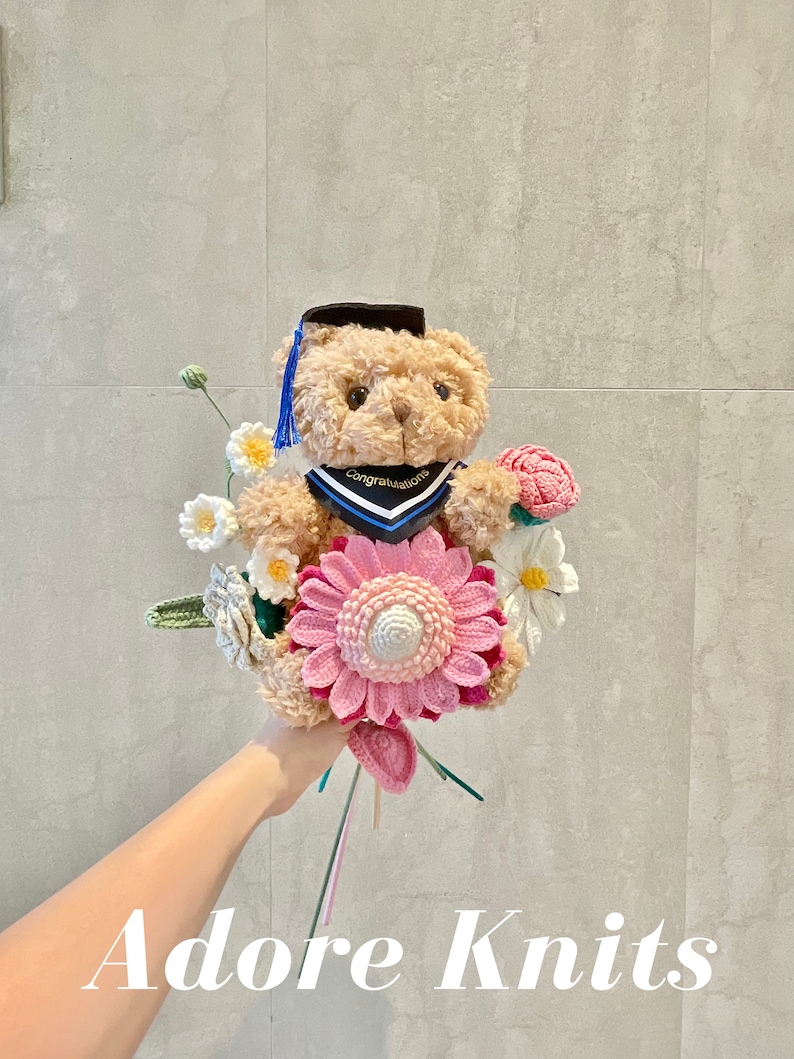 Virkad examensbukett med nallebjörn, handgjord bukett, examensblomma, examenspresent, blomsterprydnad, present till henne, flerfärgsalternativ bild 5