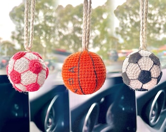 Handgemachtes gehäkeltes Fußball / Basketball-Plüschpuppenautozubehör / Spiegelaufhängung, Schlüsselanhänger / Autocharme Geschenke für ihn, niedliches Autodekor-Geburtstagsgeschenk