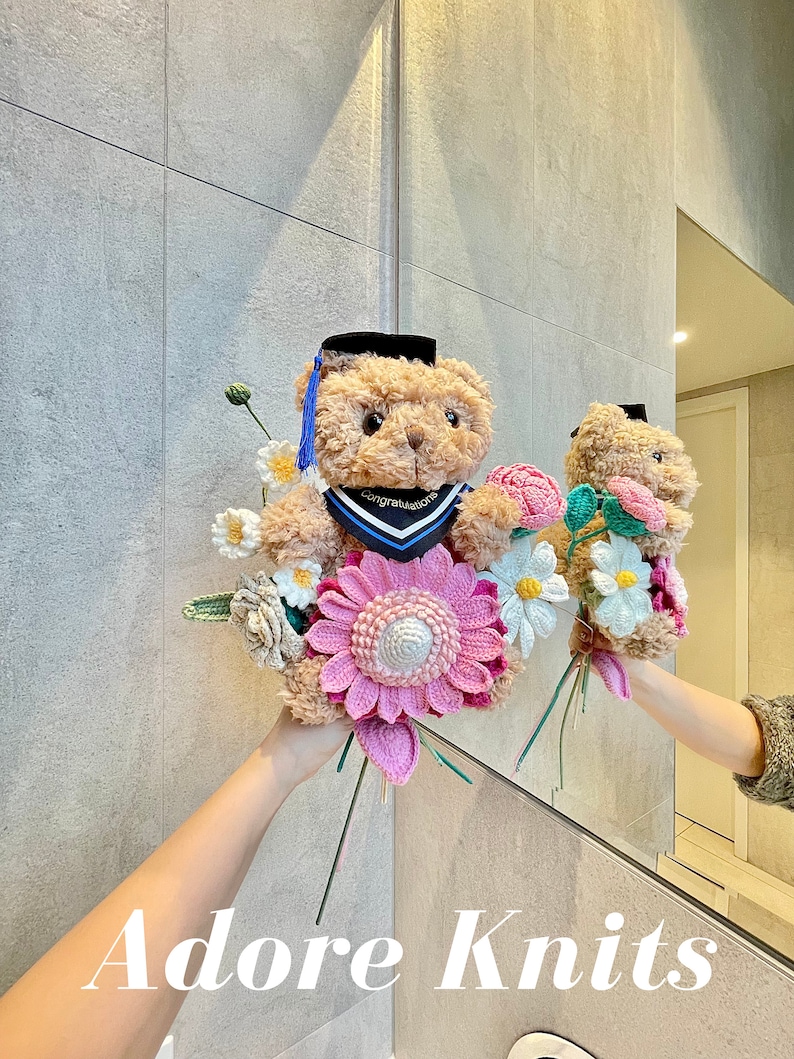 Virkad examensbukett med nallebjörn, handgjord bukett, examensblomma, examenspresent, blomsterprydnad, present till henne, flerfärgsalternativ Pink Sunflowers