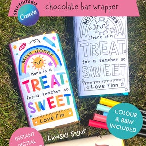Può includere: Due incarti rettangolari per tavolette di cioccolato con un grafico raffigurante un arcobaleno e un sole con il testo "Miss Jones here is a TREAT for a teacher so SWEET Love Fin". Un incarto è a colori, l'altro è in bianco e nero.