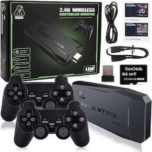 以下が含まれることがあります： 黒色のGame Stick Lite 2.4Gワイヤレスコントローラーゲームパッドセット。セットには、黒色のコンソール、2つの黒色のコントローラー、USBケーブル、USBアダプター、64GBのSanDiskメモリカードが含まれています。箱には「Game Stick Lite」の文字が表示されています。