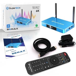 Op de afbeelding: Een blauwe SuperBox S6MAX Smart Media Player 6K settopbox met afstandsbediening, voedingsadapter, HDMI-kabel en gebruikershandleiding. De box heeft twee antennes en toont "20:24". De verpakking bevat het "SuperBox"-logo.