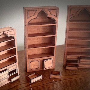 Boekenkasten in gotische en traditionele stijl op schaal 1/12 met laden, deuren of open van 10,5 en 8 inch hoog (geen fysiek-digitaal product) SVG, dxf,ai