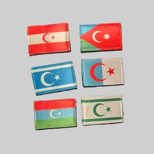 Könnte beinhalten: Sechs rechteckige Aufnäher mit Flaggen mit Halbmond- und Sternsymbolen. Die Flaggen weisen verschiedene Farbkombinationen auf, darunter Rot, Weiß, Blau, Grün und Gold. Die Aufnäher dienen wahrscheinlich dekorativen Zwecken.