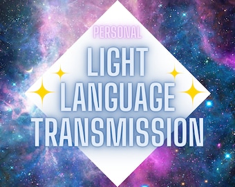 Puede incluir: Un gráfico blanco en forma de diamante con el texto "PERSONAL LIGHT LANGUAGE TRANSMISSION" en azul con estrellas amarillas a cada lado del texto. El gráfico se coloca sobre un fondo de galaxia colorido.
