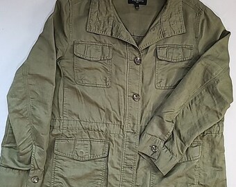 Veste utilitaire safari taille X olive pour femmes avec boutons sur le devant et cordon de serrage