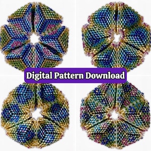 Peut inclure: Quatre ornements circulaires en perles avec des motifs géométriques complexes en perles de rocaille métalliques bleues, vertes, dorées et magenta. Une bannière violette au centre affiche le texte blanc Digital Pattern Download.