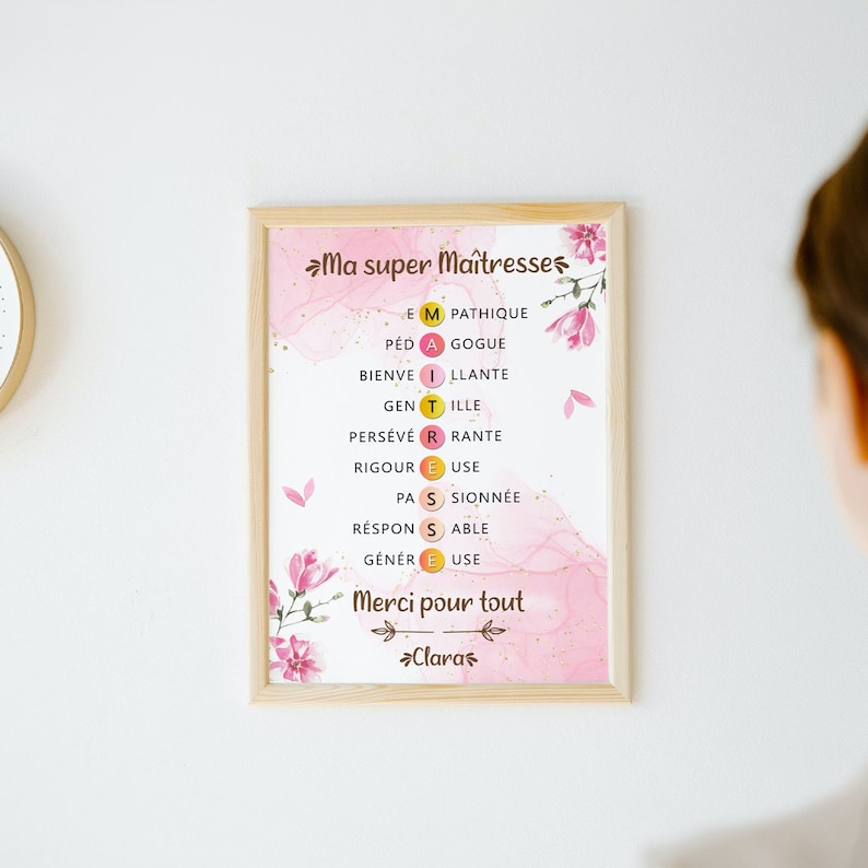 Op de afbeelding: Een roze en gouden printbare poster met de woorden "Ma super Ma&icirc;tresses" en een lijst met positieve adjectieven die een leraar beschrijven. De poster is versierd met roze bloemen.