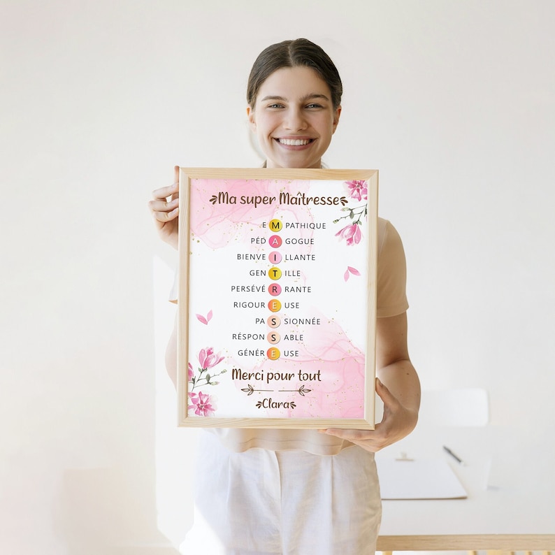 Op de afbeelding: Een roze en witte printbare poster met de woorden "Ma super Ma&icirc;tresses" en een lijst met positieve adjectieven die een leraar beschrijven. De poster is versierd met roze magnolia bloemen.