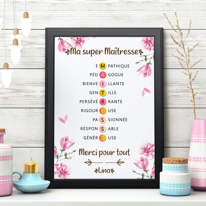 Op de afbeelding: Een printbaar wanddecor ontwerp met roze bloemen en de tekst "Ma super Ma&icirc;tresse" in een decoratief lettertype. De tekst wordt gevolgd door een lijst met woorden waarbij de eerste letter van elk woord in een cirkel is gemarkeerd. De lijst bevat woorden zoals "Empathique", "P&eacute;dagogique", "Bienveillante", "Gentille", "Pers&eacute;v&eacute;rante", "Rigoureuse", "Passionn&eacute;e", "Responsable" en "G&eacute;n&eacute;reuse". Het ontwerp eindigt met de tekst "Merci pour tout" en "Linas".