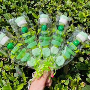 ¡Más de 10 brochetas de caramelo verde! Favores de cumpleaños para niños pequeños, favores de fiesta para niños, decoración de cumpleaños verde, favores de cumpleaños de dulces para niños, bolsa de fiesta de cumpleaños para niños