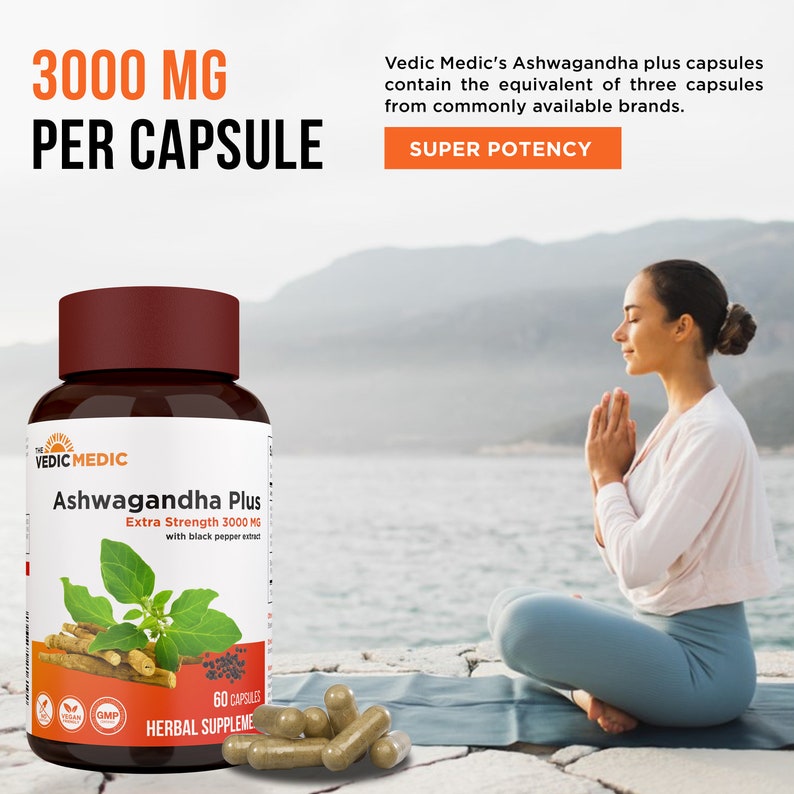 以下が含まれることがあります： 白いラベルに「Ashwagandha Plus Extra Strength 3000 MG with black pepper extract」と書かれた茶色のボトル。ボトルは緑の葉と茶色の根に囲まれています。ボトルは青いヨガマットの上に置かれています。ボトルには「Vedic Medic」のラベルが貼られており、緑色のビーガンロゴとGMPロゴが付いています。ボトルには「60 Capsules Herbal Supplement」のラベルが貼られています。
