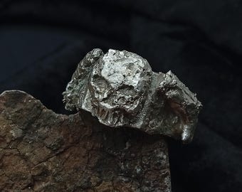 Skull and guns ring molten brutalist style size U