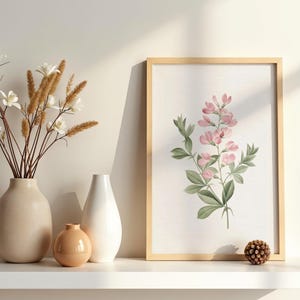 Könnte beinhalten: Weißer Keramikbecher mit schwarzem Henkel und dem Text "But First, Coffee" in schwarzer Schrift. Der Becher steht vor einem verschwommenen Hintergrund, der eine gemütliche Umgebung andeutet.