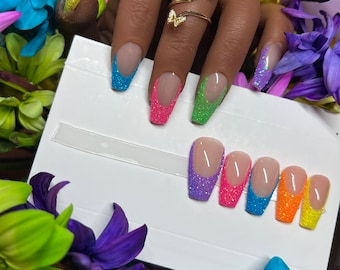 Unghie finte con french manicure glitterate arcobaleno: set di gel acrilico Pride Neon